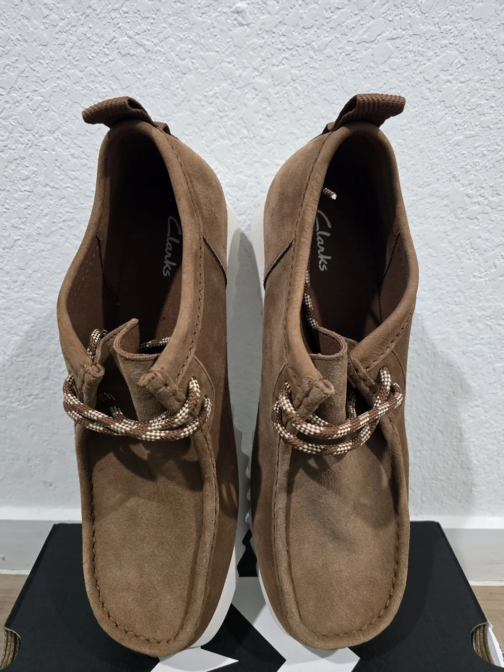 Clarks Men's Chukka Suede Boots - Brown with White Sole